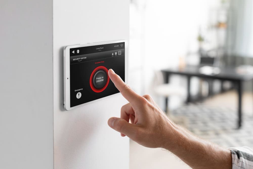 homme-utilisant-tablette-dans-sa-maison-intelligente 68